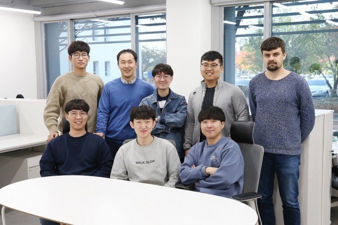 김상현 KAIST 전기및전자공학부 교수(윗줄 왼쪽에서 두번째) 연구팀은 반도체 공정 기술을 활용한 고해상도 LED 디스플레이 제작기술을 개발했다. KAIST 제공