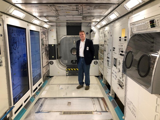 스테판 몰 미국 노스캐롤라이나대 교수는 미국항공우주국(NASA)과 함께 국제우주정거장(ISS)에서 근무 중이던 우주비행사의 혈관에서 발견된 혈전을 원격의료로 치료하는 데 성공했다. 노스캐롤라이나대 제공