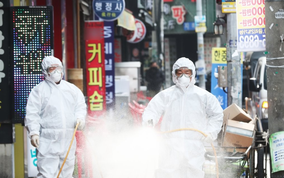 보건소 관계자들이 수원 지내를 방역하고 있다. 연합뉴스 제공