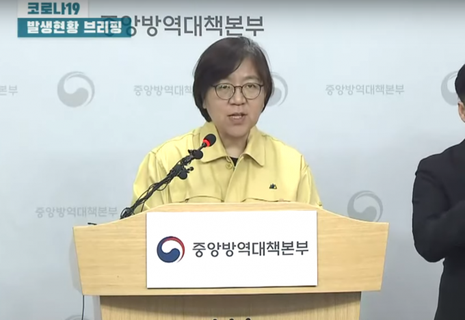 정은경 질병관리본부 중앙방역대책본부장은 18일 정례 브리핑에서 국내에서도 코로나19 발생이 새로운 국면을 맞이하고 있다며 지역사회 감염이 확인된 국가나 지역을 방문한 사람들, 의료기관, 일반인들을 대상으로 손씻기와 기침예절 등 감염병 예방수칙 준수를 당부한다고 말했다. 유튜브 화면 캡처