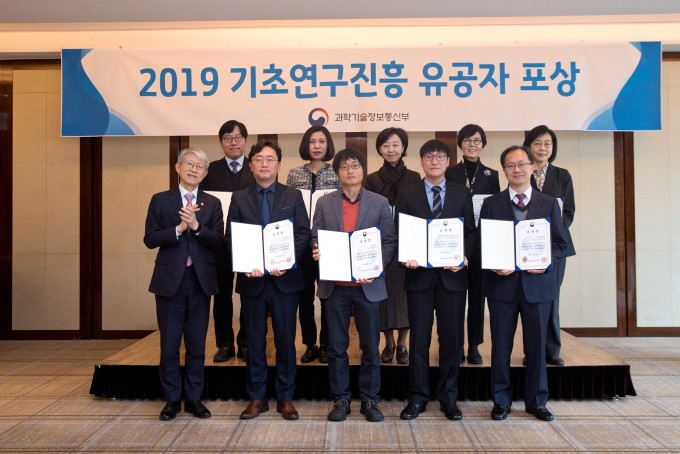 과학기술정보통신부가 12일 오후 서울 중구 웨스틴조선호텔에서 ′2019 기초연구진흥 유공자 시상식′ 을 개최했다. 최기영 과학기술정보통신부 장관이 수상자들과 기념촬영 하고 있다. 과학기술정보통신부 제공
