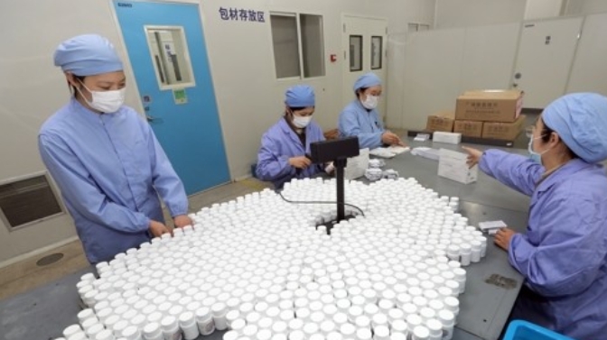 중국 장쑤성 난퉁에 있는 한 제약회사가 15년만에 말라리아 약제인 클로로퀸 포스페이트 생산을 재개한 가운데 직원들이 27일 해당 약품을 포장하고 있다. 신화/연합뉴스 제공