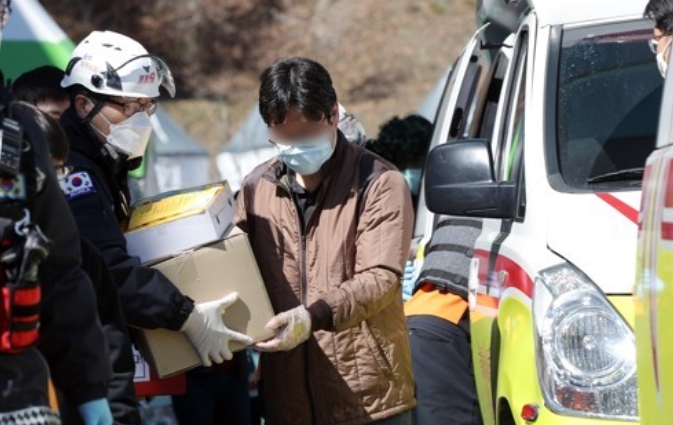 광주에서 치료를 받던 가족 4명이 완치돼 대구 자택으로 퇴원하고 있다. 연합뉴스 제공