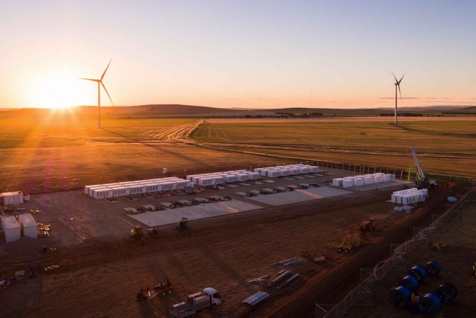 미국의 전기자동차 및 에너지 기업 테슬라가 호주 남부 애들레이드 근처에 2017년 건설한 혼스데일 전력저장시설이다. 리튬이온배터리를 이용해 만들었다. 공학자들은 나트륨이나 칼륨 등 보다 싸고 풍부한 소재를 이용해 차세대 이온배터리를 만들기 위한 연구를 하고 있다. 호주재생에너지청 제공