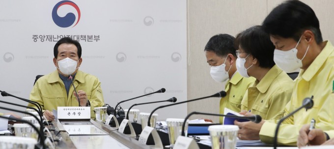 정세균 국무총리(중앙재난안전대책본부장)가 세종시 정부세종청사 보건복지부에서 코로나19 중앙재난안전대책본부 회의를 주재하고 있다. 왼쪽부터 정 총리, 박능후 중앙재난안전대책본부 1차장(보건복지부 장관), 정은경 중앙방역대책본부장(질병관리본부장), 김강립 중앙재난안전대책본부 제1총괄조정관(보건복지부 차관). 연합뉴스 제공