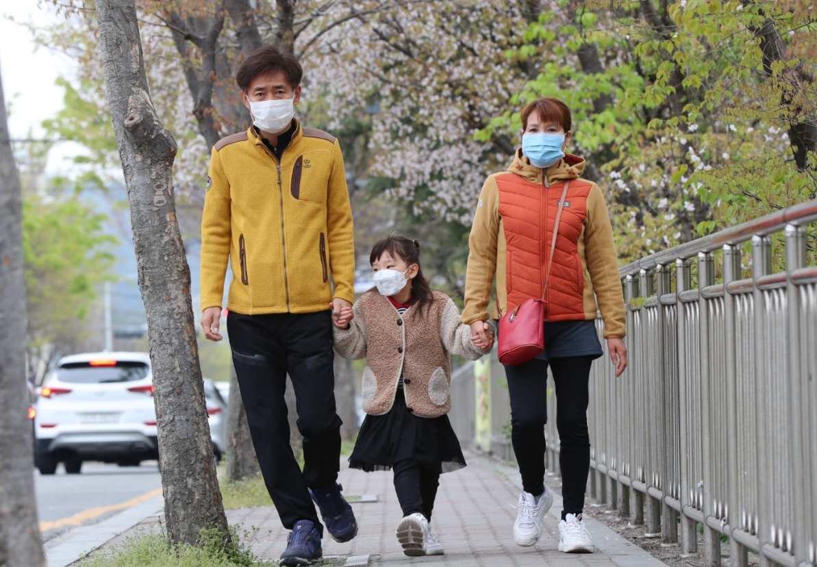광주 북구 운암동에서 유권자인 부모가 자녀 손을 잡고 투표소로 향하고 있다. 연합뉴스 제공