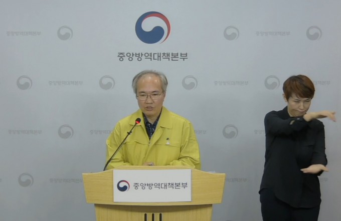 권준욱 중앙방역대책본부 부본부장이 30일 오후 정례브리핑을 하고 있다. 방대본 브리핑 캡쳐