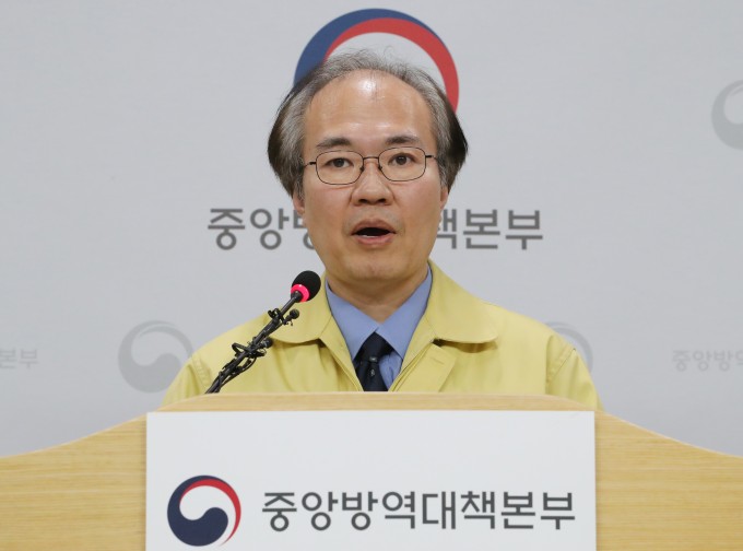 Joon-wook Kwon, deputy director of the Central Defense Response Headquarters, is holding regular briefings.  Yonhap news provided