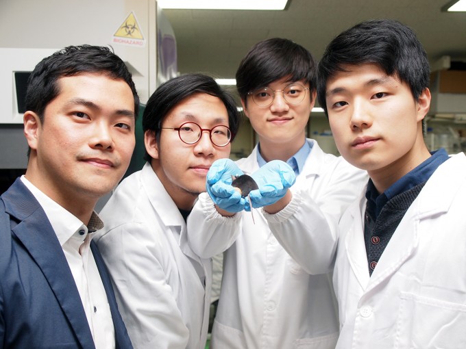 처음으로 소화기의 물리적 자극을 모니터링하는 뇌 신경세포를 발견한 주요 연구자들이 실험쥐를 사이에 두고 한 자리에 모였다. 왼쪽부터 교신저자인 김성연 서울대 화학부 교수와 제1저자인 허규량, 김민유, 김동윤 연구원이다. 윤신영 기자