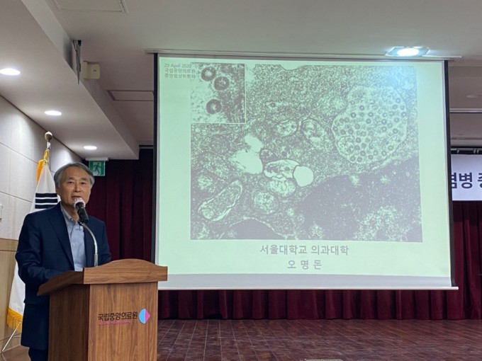 오명돈 중앙임상위원회 위원장이 29일 기자회견을 진행하고 있다. 고재원 기자 jawon1212@donga.com