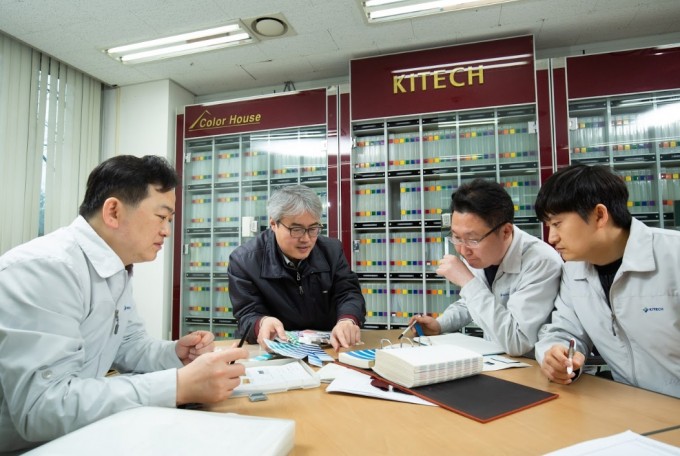 심 그룹장과 연구원들은 염색 자동화 설비를 넘어 지능형 염색공장을 구축하는 사업을 계획하고 있다. 동아사이언스DB