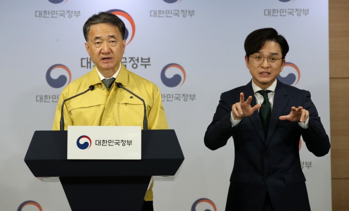 박능후 보건복지부 장관이 신종 코로나바이러스감염증(코로나19) 대응 현황 등을 브리핑하고 있다. 연합뉴스 제공