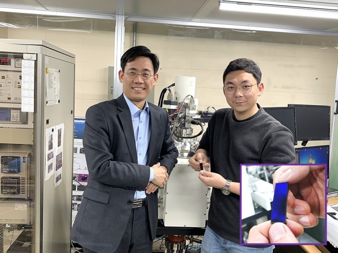 연구를 주도한 안성훈 서울대 기계공학부 교수(왼쪽)와 전영준 서울대 정밀기계설계공동연구소 연구원이 개발한 센서(작은 사진)를 들고 포즈를 취했다. 서울대 공대 제공