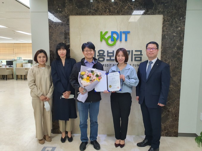 포투원은 이달 22일 울산 북구 신용보증기금 울산스타트업 지점에서 퍼스트 펭귄형 창업기업 선정서를 전달 받았다. 왼쪽에서 세번째가 김영식 교수, 오른쪽 끝이 정희주 신용보증기금 울산스타트업 지점장. UNIST 제공