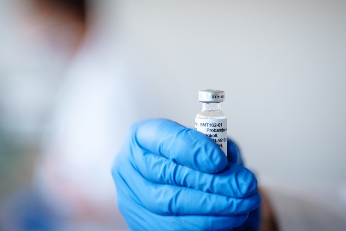 21일까지 세계보건기구(WHO)가 파악한 신종 코로나바이러스 감염증(코로나19) 백신 후보물질 중 임상시험에 들어간 물질은 8개다. 그 중 하나인 독일 바이오엔테크사의 ′ BNT162(사진)′는 지난달 23일부터 임상시험을 시작했다. 이 백신은 핵산(RNA)을 주입해 면역력을 유도하는 방식이다. 바이오엔테크 제공