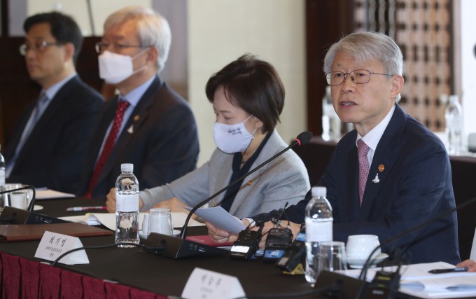 최기영 과학기술정보통신부 장관과 박능후 보건복지부 장관이 8일 오전 서울 중구 웨스틴조선호텔에서 열린 제2차 코로나19 치료제 백신개발 범정부 지원단 회의 에 참석해 인사말을 하고 있다. 보건복지부 제공