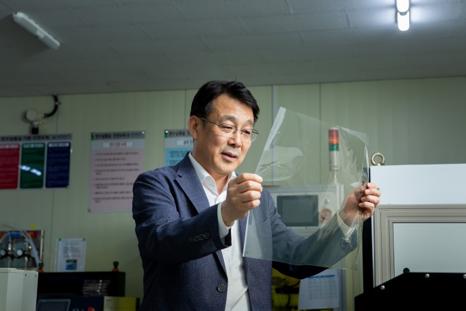 김대업 한국생산기술연구원 탄소소재응용연구그룹 수석연구원 연구팀이 외부 온도 변화에 따라 태양광 적외선 투과율을 스스로 조절해 실내온도를 유지해줄 수 있는 스마트 윈도우 제조기술을 개발했다. 한국생산기술연구원 제공