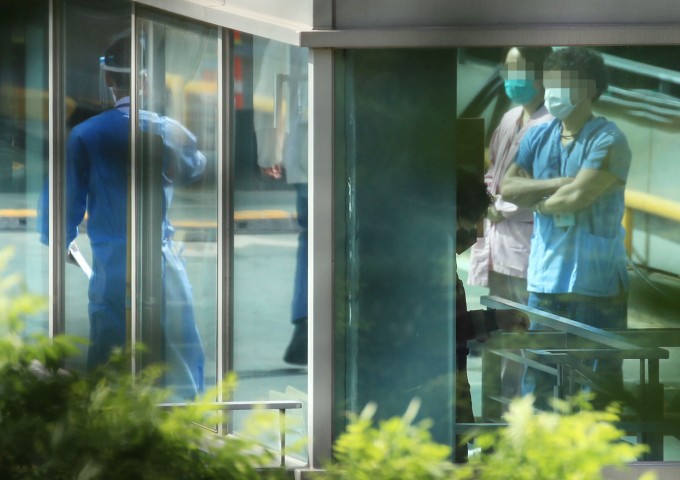 삼성서울병원 간호사 4명이 신종 코로나바이러스 감염증(코로나19) 확진 판정을 받은 가운데 20일 강남구 삼성서울병원 야외주차장 옥상에 차려진 코로나19 검사소에서 의료진을 비롯한 병원 관계자 등이 검사를 위해 대기하고 있다. 연합뉴스 제공