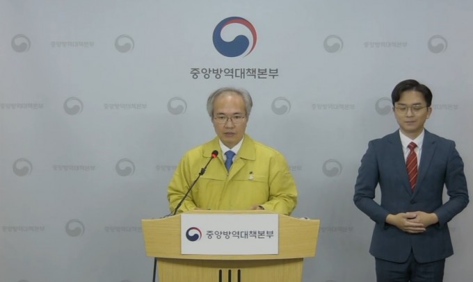 중앙방역대책본부는 19일, 하루 앞으로 다가온 고3 등교개학에 맞춰 학교 현장에서 환자가 발생했을 때의 대처 방법을 강조했다. 사진은 이날 브리핑 중인 권준욱 방대본 부본부장의 모습이다. 중앙방역대책본부 브리핑 캡쳐