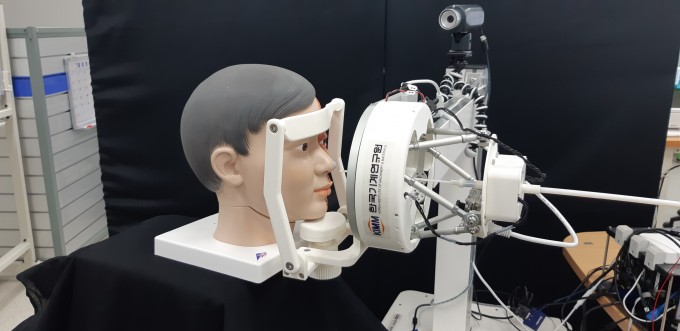 서준호 한국기계연구원 선임연구원 연구팀이 개발한 비대면 검체 채취 로봇 시스템의 모습이다. 의료진은 환자와 접촉하지 않고도 로봇을 이용해 검체를 채취할 수 있다. 한국기계연구원 제공