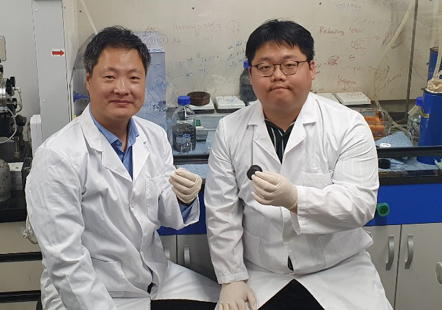 한태희 한양대 교수와 엄원식 연구원이 개발한 멕신을 섬유화하면서 전기전도도를 유지하는 제조 공정을 개발했다. 한국연구재단 제공