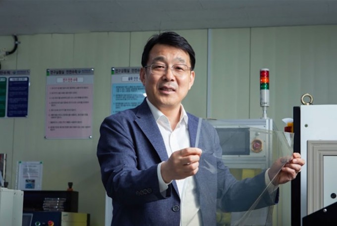 김대업 한국생산기술연구원 전북본부 탄소경량소재응용그룹 박사가 생산비를 절감하는 새로운 공정으로 제작한 ‘스마트 윈도우’ 필름을 들어 보이고 있다. 동아사이언스DB