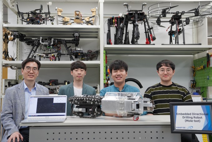 명현 교수, 이준석 박사과정, Christian(크리스티안) 연구원, 임현준 박사과정. KAIST 제공