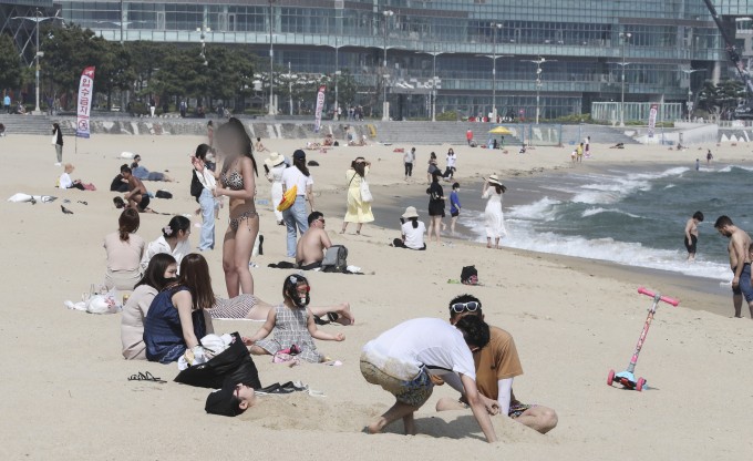 산 해운대 해수욕장을 찾은 관광객들이 모래사장에서 피서를 즐기고 있다. 연합뉴스 제공