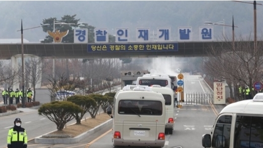 중국 후베이성 우한에서 귀국한 교민들이 탄 차량이 아산 임시생활시설로 들어가고 있다. 연합뉴스 제공