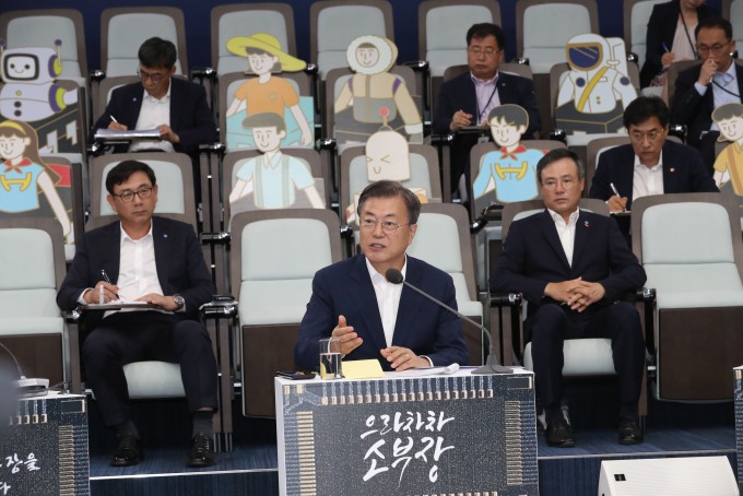 9일 오전 경기도 이천시 SK하이닉스 이천 캠퍼스에서 문재인 대통령이 소재·부품·장비 2.0 전략을 들은 뒤 발언하고 있다. 연합뉴스 제공