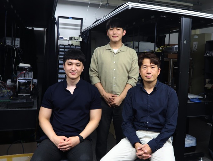 송영민 광주과학기술원(GIST) 전기전자컴퓨터공학부 교수(오른쪽)와 유영진 박사과정생(왼쪽), 고주환 박사과정생 연구팀은 주변 환경의 변화를 색으로 보여주는 바이러스 기반 컬러 센서를 개발했다. GIST 제공