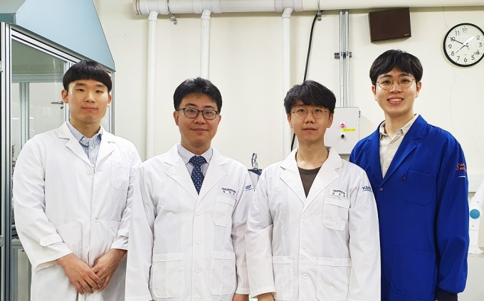 임성갑 교수(왼쪽에서 두번째) 연구팀. KAIST 제공.