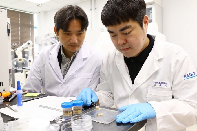 홍승범 KAIST 신소재공학과 홍승범 교수(왼쪽)과 연구진이 실험을 하고 있다. KAIST 제공.