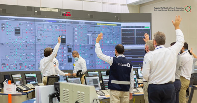 아랍에미리트원자력공사(ENEC) 직원들이 자국의 첫 원자력발전소인 바라카 1호기가 시운전에 들어가기 전 손을 들어 숫자를 세고 있다. 바라카 원전은 2009년 한국이 수출한 첫 원자력발전소로 수도 아부다비 인근에 건설되고 있다. ENEC 홈페이지 제공