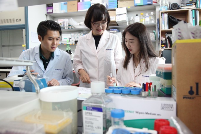 손미영 한국생명공학연구원 줄기세포연구센터 책임연구원(가운데) 연구팀은 줄기세포로 키운 3차원 장 오가노이드로 미생물을 키울 수 있는 연구모델을 개발했다. 한국생명공학연구원 제공