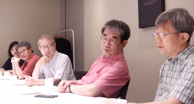 최무영(오른쪽) 서울대 물리천문학부 교수가 4일 정오 서울 중구 한 식당에서 발언하고 있다. 왼쪽부터 김명진 한글문화연대 부대표, 이건범 한글문화연대 대표, 권재일 서울대 언어학과 명예교수(한글학회장), 이덕환 서강대 화학·과학커뮤니케이션학과 명예교수, 최무영 교수. 고재원 기자 jawon1212@donga.com