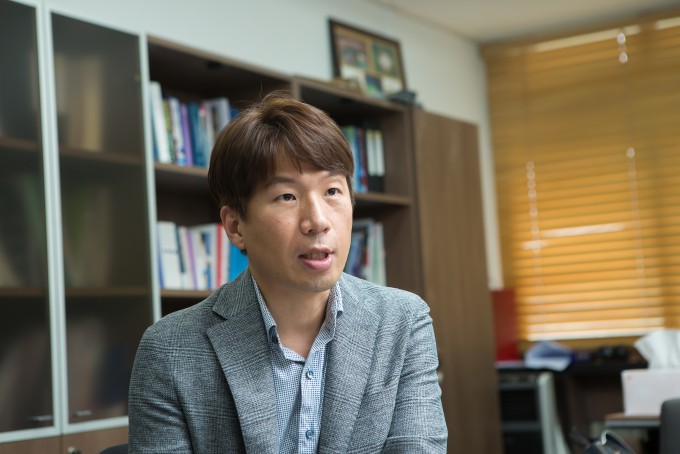 송영민 광주과학기술원(GIST) 전기전자컴퓨터공학부 교수를 지난달 31일 광주 북구 GIST에서 만났다. 송 교수는 바이러스를 탐지하며 동시에 산소 포화도 등 생체 신호를 측정하는 센서 개발을 계획하고 있다. 동아사이언스DB