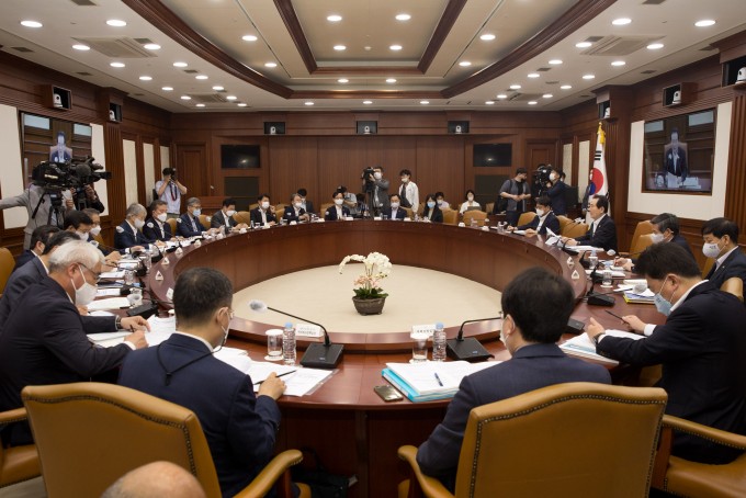 6일 오전 서울 종로구 정부서울청사 영상회의실에서 ′제12회 과학기술관계장관회의′가 열렸다. 과기정통부 제공
