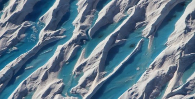 그린란드의 빙상(대륙 빙하)이 녹아 물이 고인 모습이다. 대표적인 빙상으로 꼽히는 그린란드의 빙상이 지난해 역대 가장 많이 녹았다는 사실이 연구 결과 밝혀졌다. 기후변화의 영향이 점점 심각해지는 게 아니냐는 우려가 나온다. NASA 제공