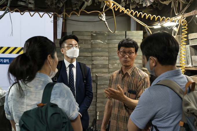 신아주물의 4대 사장인 김학률 대표(왼쪽 세 번째)가 한국현 삼영기계 대표(왼쪽 두 번째), 황지은 서울시립대 교수(맨왼쪽), 최대혁 공공네트워크 소장(맨오른쪽)과 대화하고 있다. 로컬-리콜 제공
