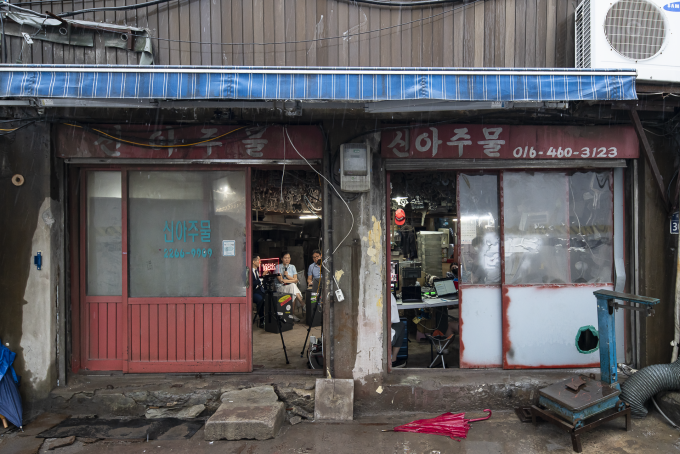 ′신아주물′의 7월 말 외부 모습이다. 이달 17일 영등포로 이주하며 역사속으로 사라진 이곳에서 7월 말 신기술을 활용한 주조 등 신제조업의 가능성을 타진하는 행사가 열렸다. 정통 기계기업 삼영기계의 한국현 대표(맨 왼쪽 인물)이 참여해 샌드 3D프린터를 최초로 개발한 경험을 공유했다. 황지은 서울시립대 베타시티센터장(가운데)와 최대혁 공공네트워크 소장이 기획 및 진행자로 함께 했다. 이 프로그램은 ′로컬-리콜′ 행사의 일환으로 기획된 온라인 토크쇼 ′신제조업의 영민한 루키들′의 첫 번째 행사였다. 로컬-리콜 제공