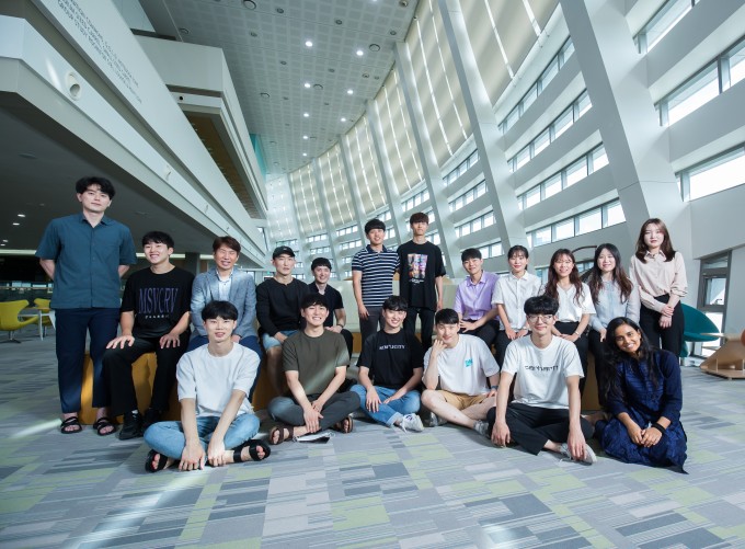 지난달 30일 광주 북구 GIST 도서관에서 촬영한 송영민 교수 연구팀. 동아사이언스DB