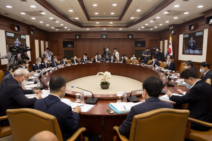 정세균 국무총리가 8월 6일 오전 서울 종로구 정부서울청사 영상회의실에서 열린 제12회 과학기술관계장관회의 를 주재하고 있다. 이날 열린 회의에는 최기영 과학기술정보통신부 장관 등이 참석했다. 과학기술정보통신부 제공