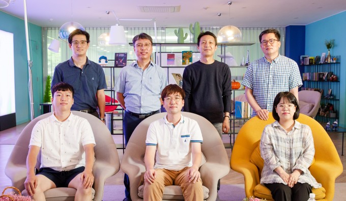 박영석 울산과학기술원(UNIST) 화학과 교수와 이근식 교수, 신형준 신소재공학과 교수 공동연구팀은 다환 방향족 탄화수소(PAHs) 물질 중 하나인 익센 분자를 처음으로 합성하는 데 성공했다고 이달 26일 밝혔다.