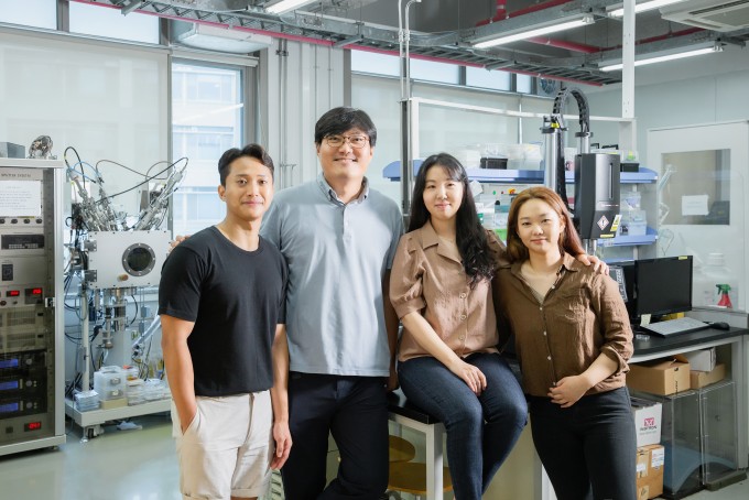 김주영 교수 연구팀. 김주영 교수(왼쪽 두번째)와 곽은지 박사(제1저자, 오른쪽에서 두번째). UNIST 제공.