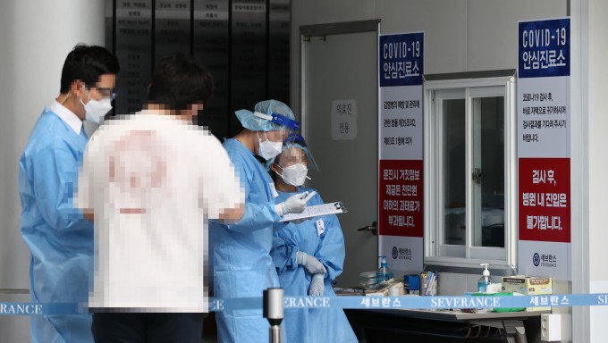 의료진이 11일 오전 서울 서대문구 신촌 세브란스병원 안심진료소에서 업무를 보고 있다. 이날 세브란스병원 재활병원에서 코로나19 확진자 총 4명이 추가 발생했다. 연합뉴스 제공