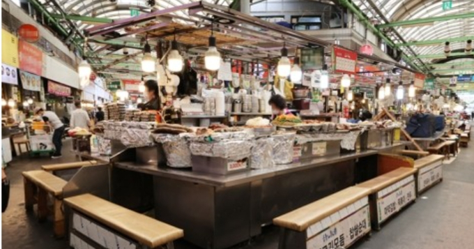 수도권에 적용 중인 신종 코로나바이러스 감염증(코로나19) 사회적 거리두기 조치가 2단계로 하향 조정된다는 소식이 들린 후 광장시장의 모습이다. 연합뉴스 제공
