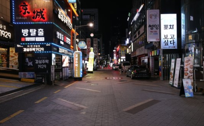 정부가 사회적 거리두기 2단계 방역 조치를 전국으로 확대 적용한 23일 오후 서울역이 한산하다. 연합뉴스 제공