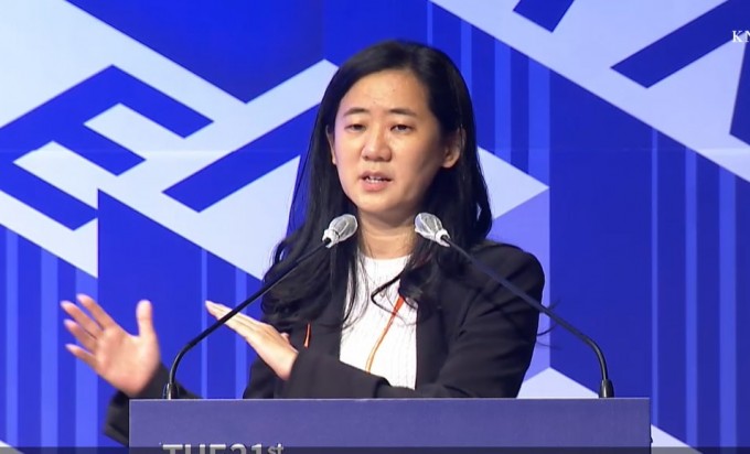 이진형 미국 스탠퍼드대 교수는 매일경제가 16일 개최한 ′세계지식포럼′에 참석해 ″의생명과학 분야가 혁신하려면 설계와 정량적 접근이 가능한 공학적 플랫폼 도입이 필요하다″라며 ″뇌과학에서 뇌 기능 회복을 최우선하는 새로운 기술을 개발중″이라고 밝혔다. 세계지식포럼 강연 캡쳐