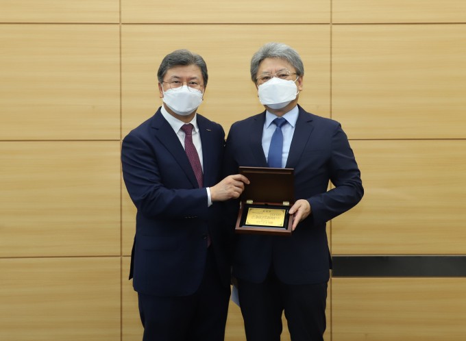 기원서 한국지질자원연구원 국토지질연구본부 책임연구원(오른쪽)이 김복철 지자연 원장으로부터 올해의 KIGAM인상을 받고 있다. 한국지질자원연구원 제공
